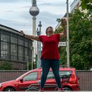 Rieke mit einer Wirbelkombo vor dem Fernsehturm in Berlin  / Foto: Landschütz / SALZIG Sporthocker