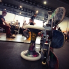 Sporthocker & Skateboard / Foto: Joshua Vogel