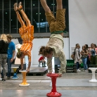 Double Handstand / YOU / Berlin / SALZIG Sporthocker / Foto: Susanne Wilke